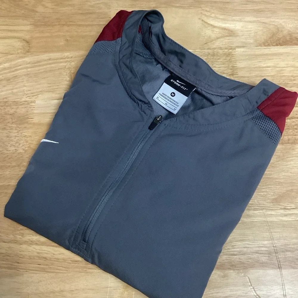 Men's‎ Nike Storm-Fit Long Sleeved Cage / BP Jacket Gray / Maroon Medium 1/4 Zip